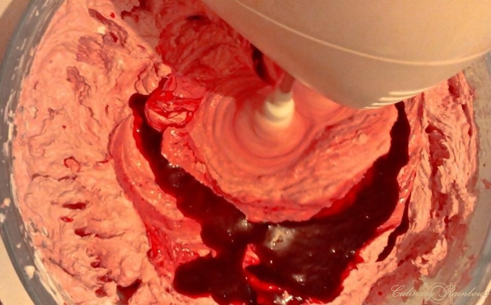 Prajitura cu mousse de coacaze