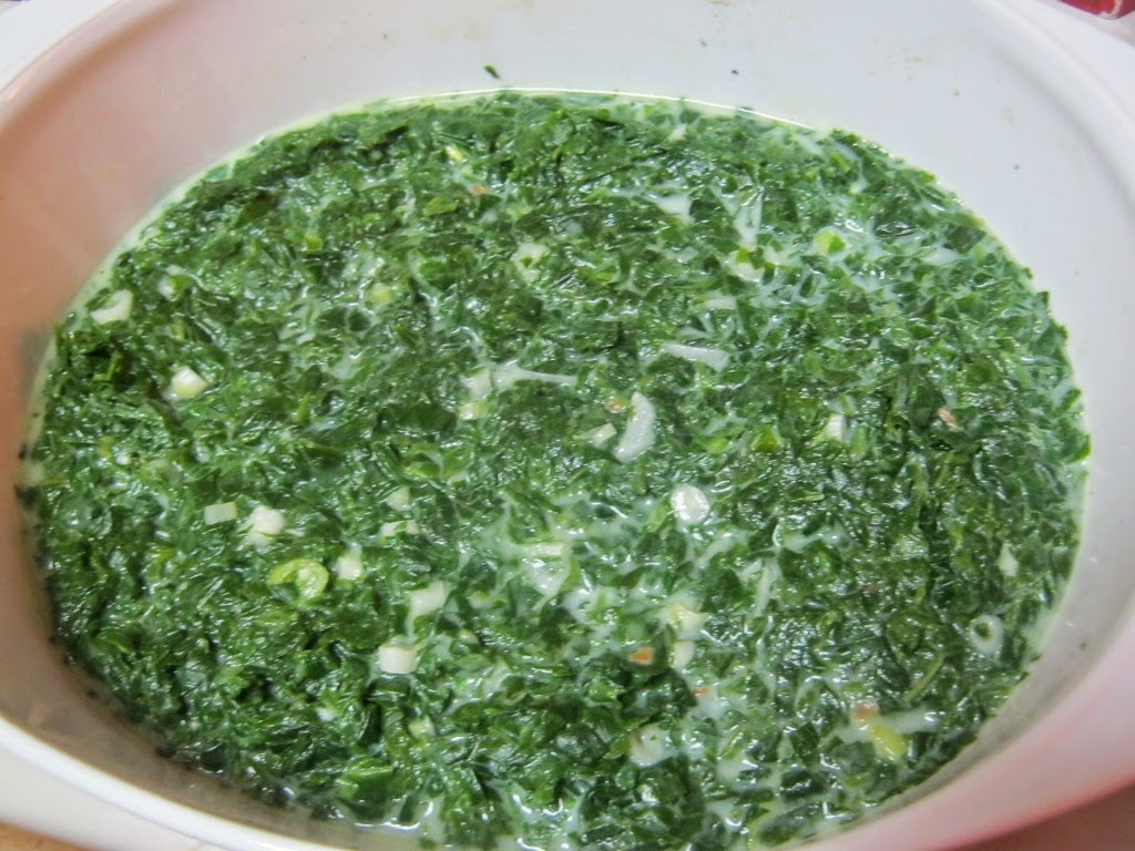 Spanac pe pat de cartofi noi cu ochiuri la cuptor