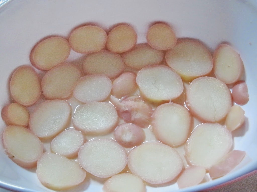 Spanac pe pat de cartofi noi cu ochiuri la cuptor