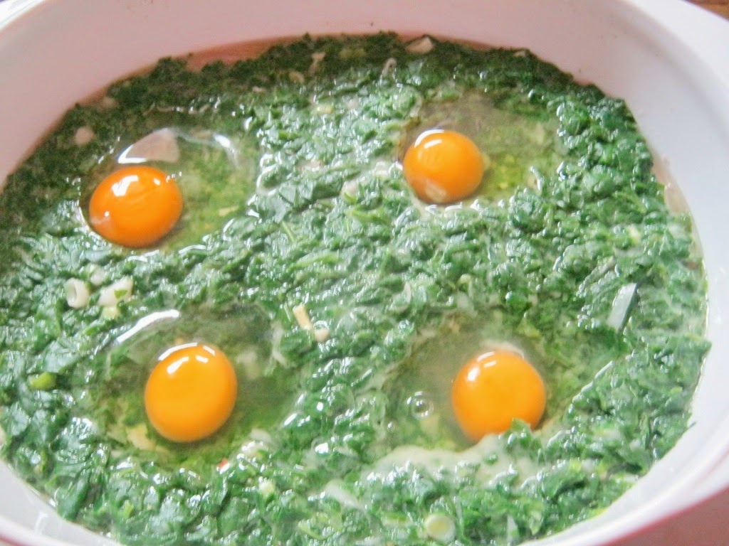 Spanac pe pat de cartofi noi cu ochiuri la cuptor