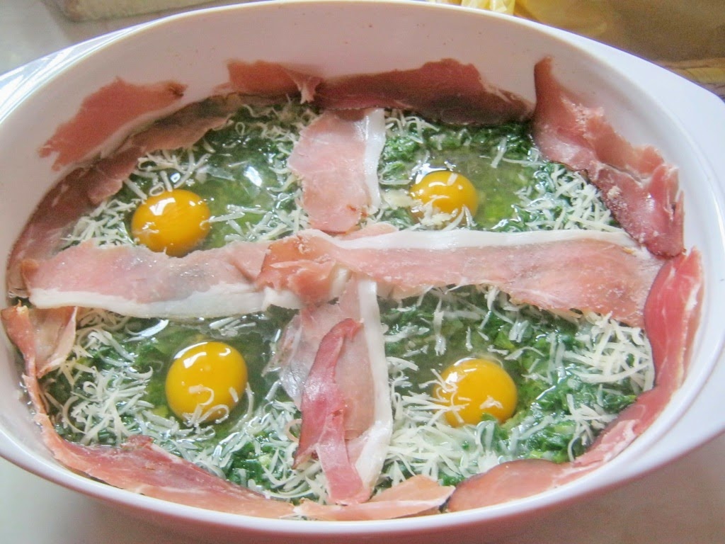 Spanac pe pat de cartofi noi cu ochiuri la cuptor