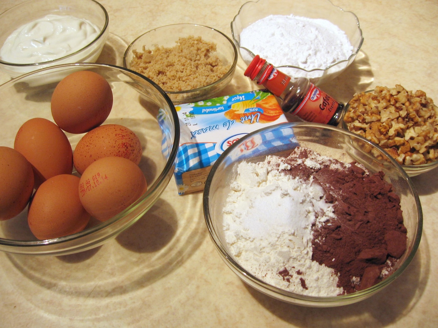 Negresa cu bezea, ciocolata si migdale