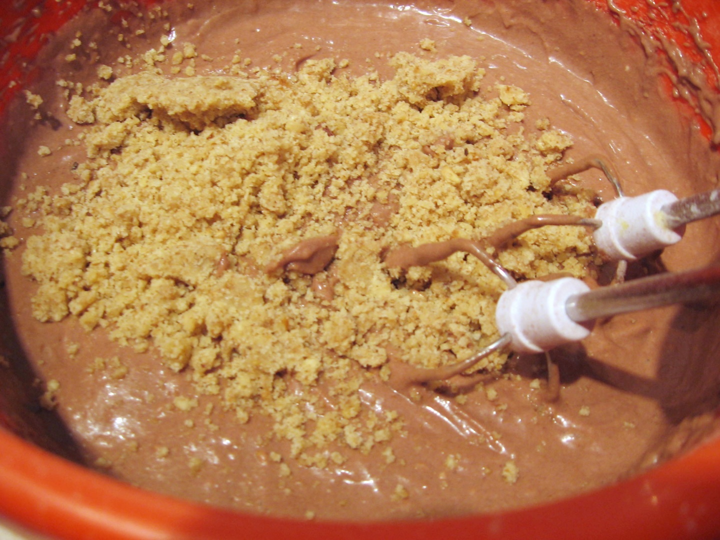 Negresa cu bezea, ciocolata si migdale