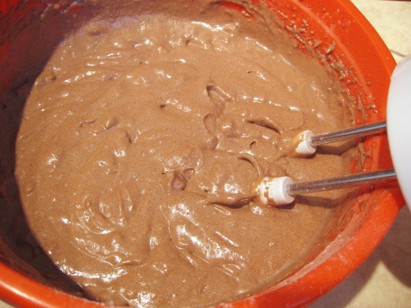 Negresa cu bezea, ciocolata si migdale