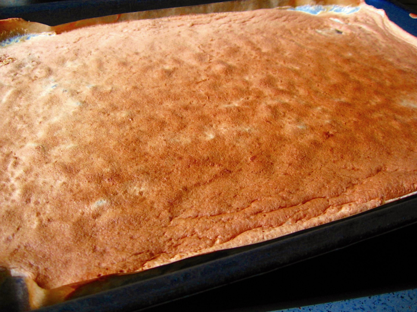 Negresa cu bezea, ciocolata si migdale