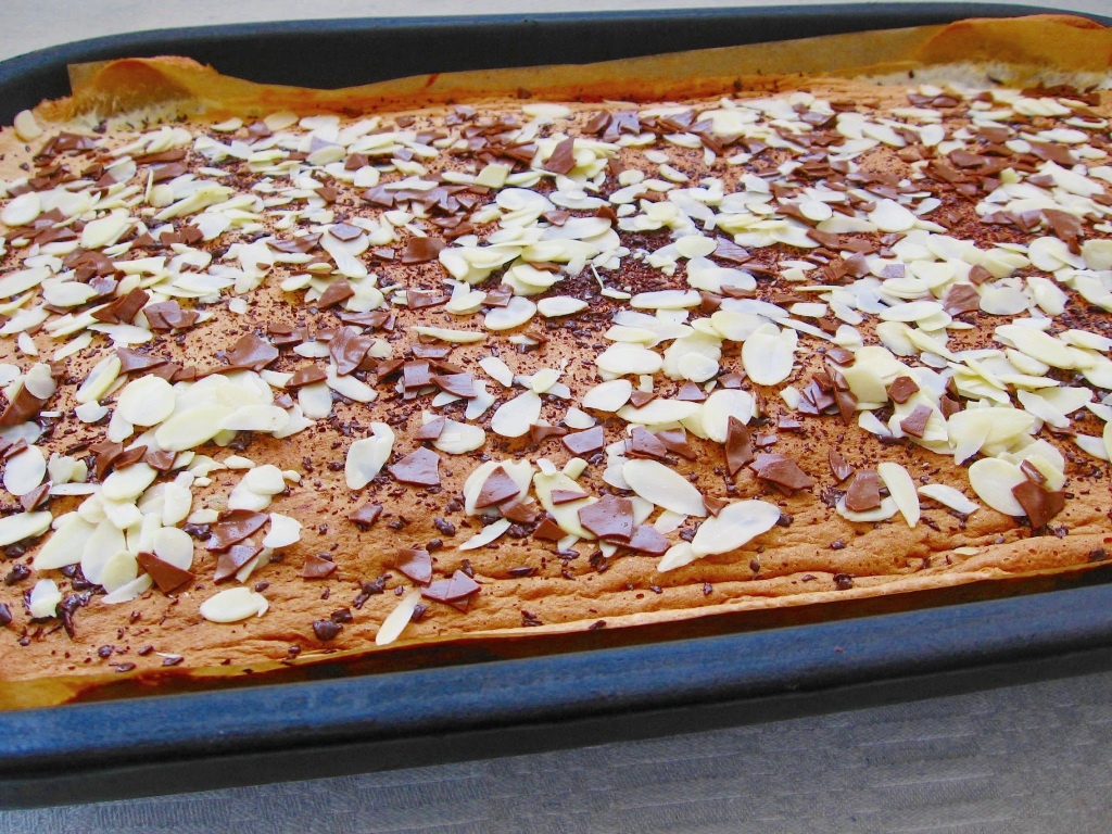 Negresa cu bezea, ciocolata si migdale