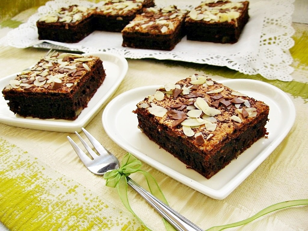 Negresa cu bezea, ciocolata si migdale