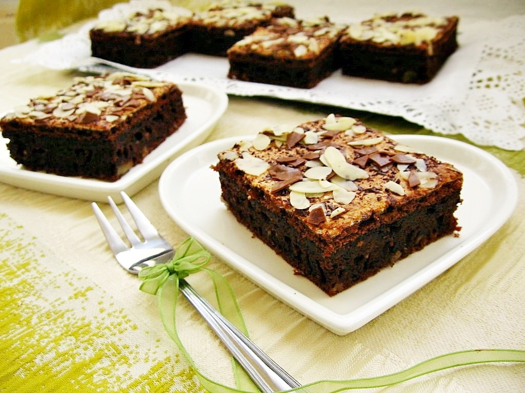 Negresa cu bezea, ciocolata si migdale