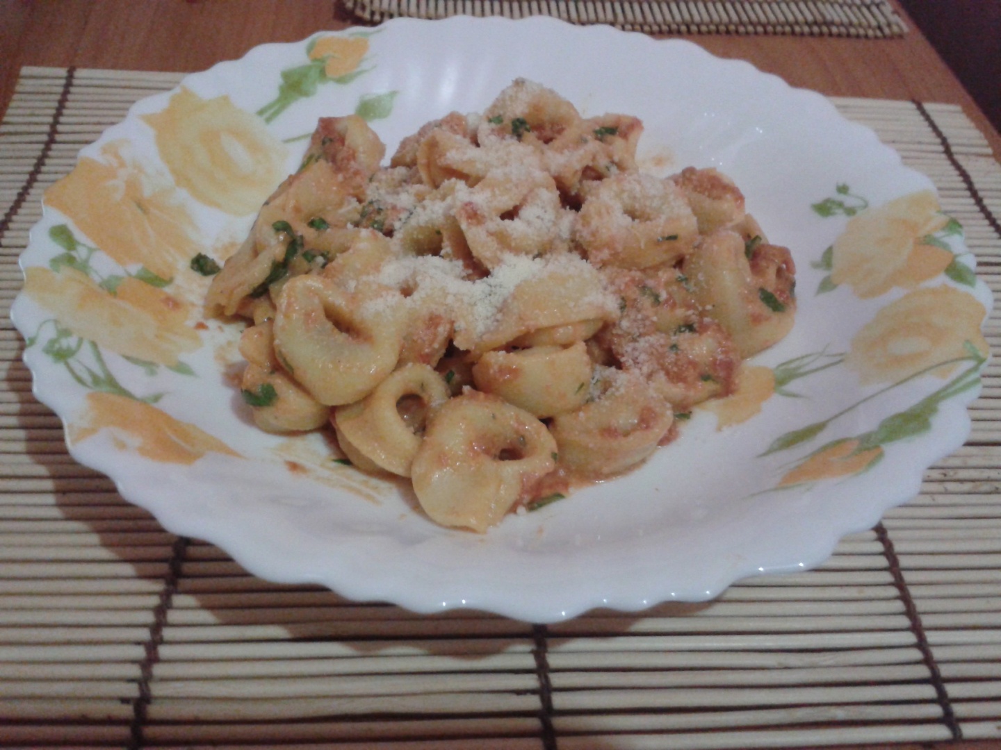 Tortellini cu sos de rosii