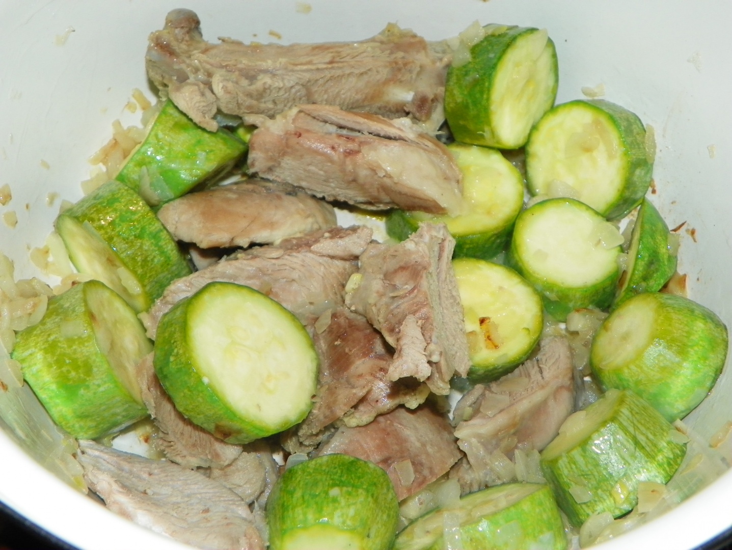 Mancare de dovlecei cu pulpa de curcan ,in sos de rosii