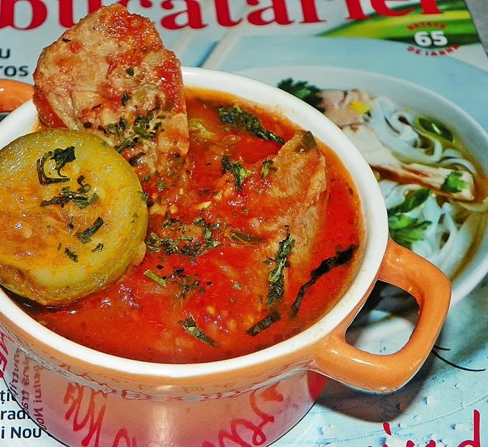 Mancare de dovlecei cu pulpa de curcan ,in sos de rosii