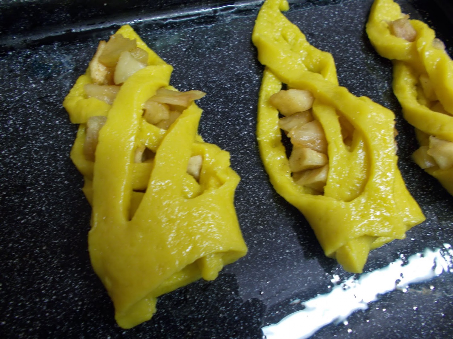 Cornuri rasucite cu mere