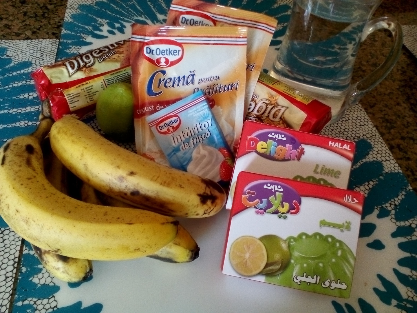 Tarta cu crema de vanilie, banane si jeleu de lime