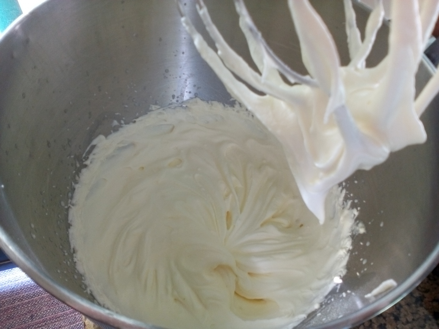 Tarta cu crema de vanilie, banane si jeleu de lime