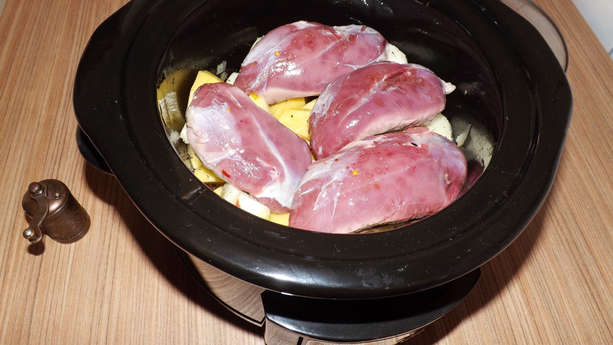 Piept de rata cu cartofi in sos de mere la Crock Pot