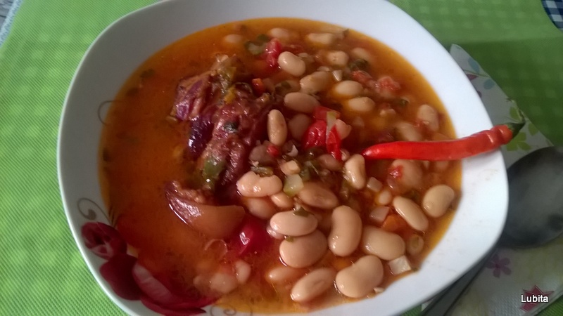 Supa de fasole cu ciolan afumat