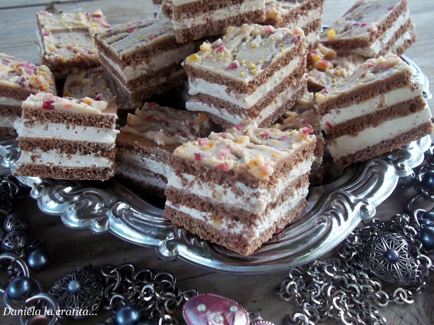 Prajitura cu foi de cacao si crema de ciocolata alba