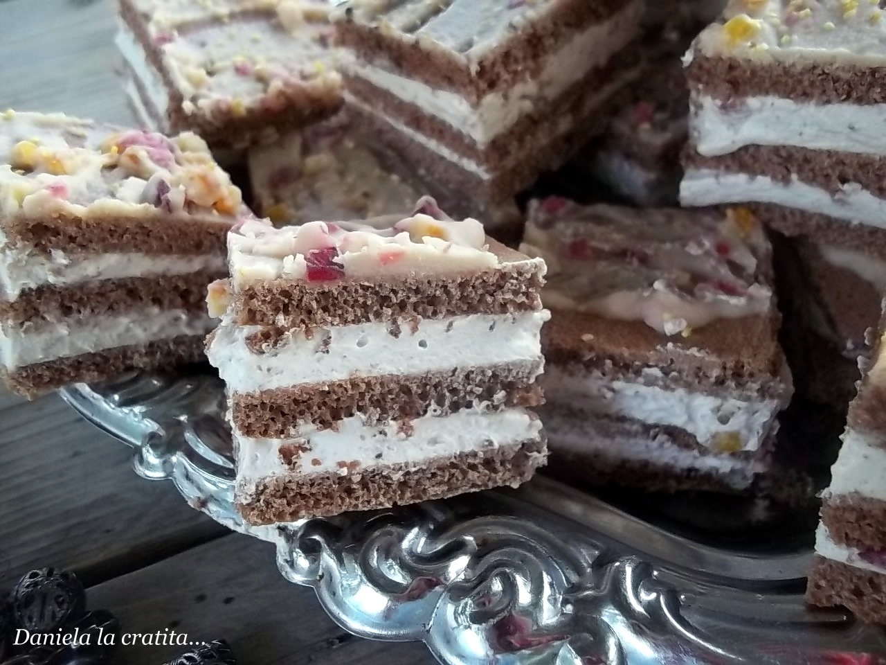 Prajitura cu foi de cacao si crema de ciocolata alba