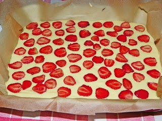 Prajitura cu frisca si capsune