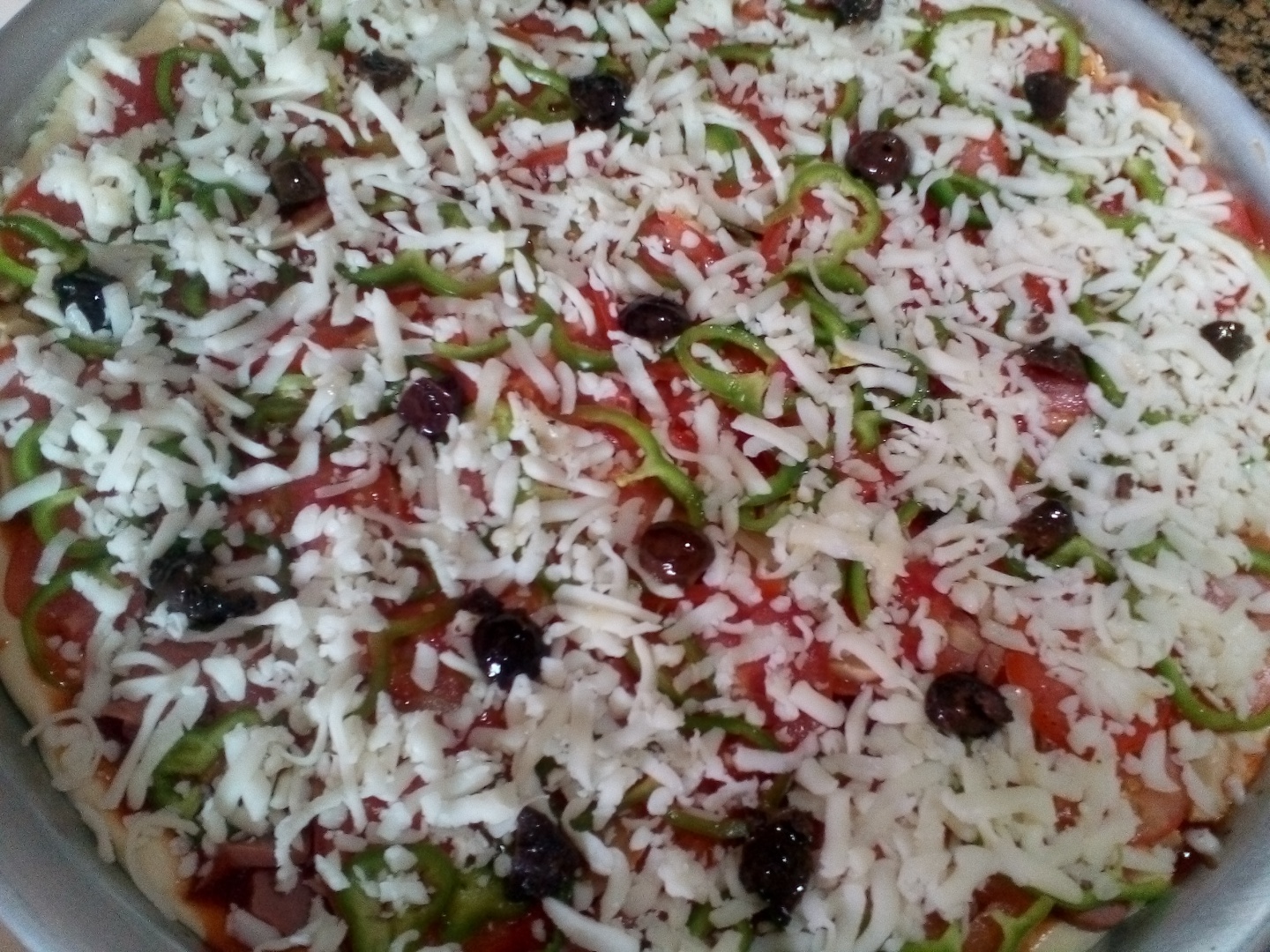 Pizza cu aluat fraged de casa