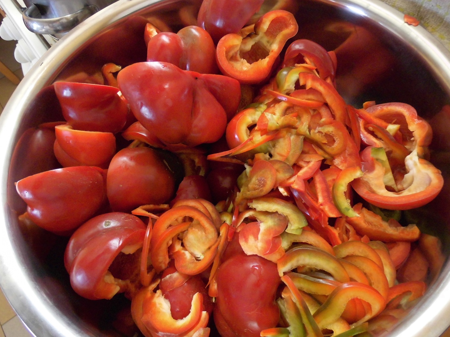 Salata de sfecla rosie cu gogosari si ceapa conservata pentru iarna