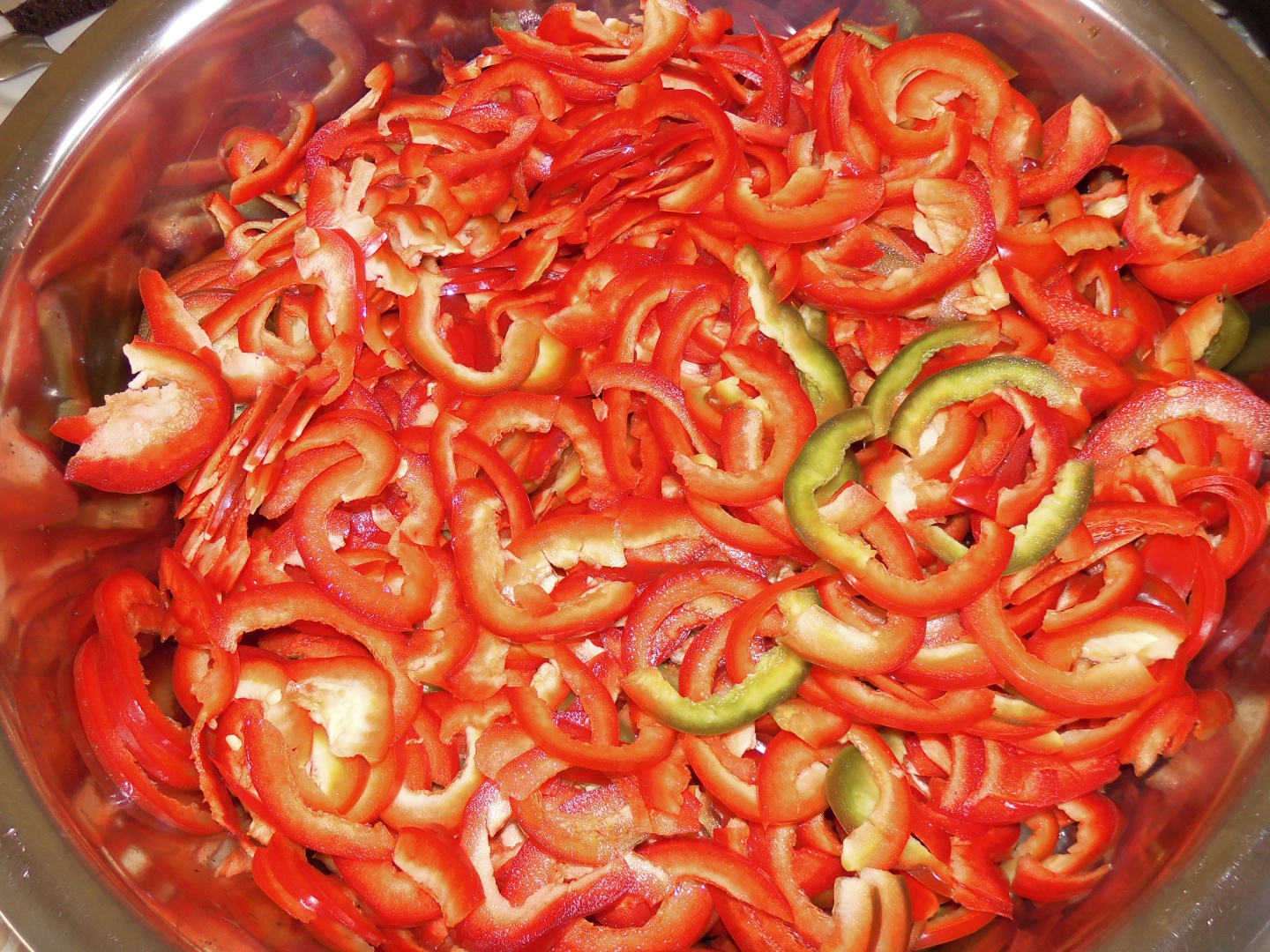 Salata de sfecla rosie cu gogosari si ceapa conservata pentru iarna