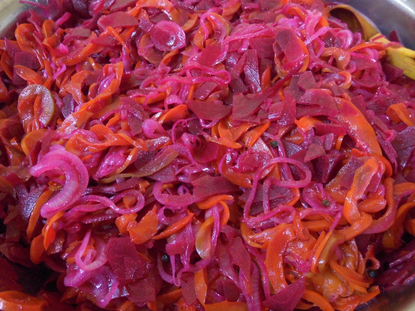 Salata de sfecla rosie cu gogosari si ceapa conservata pentru iarna