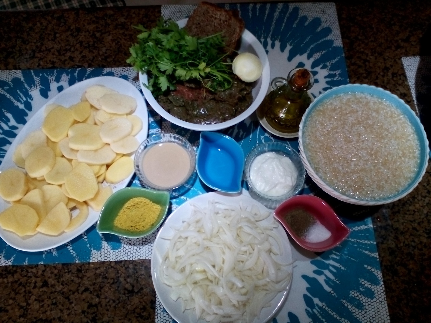 Cartofi cu carne tocata si sos de tahini la cuptor