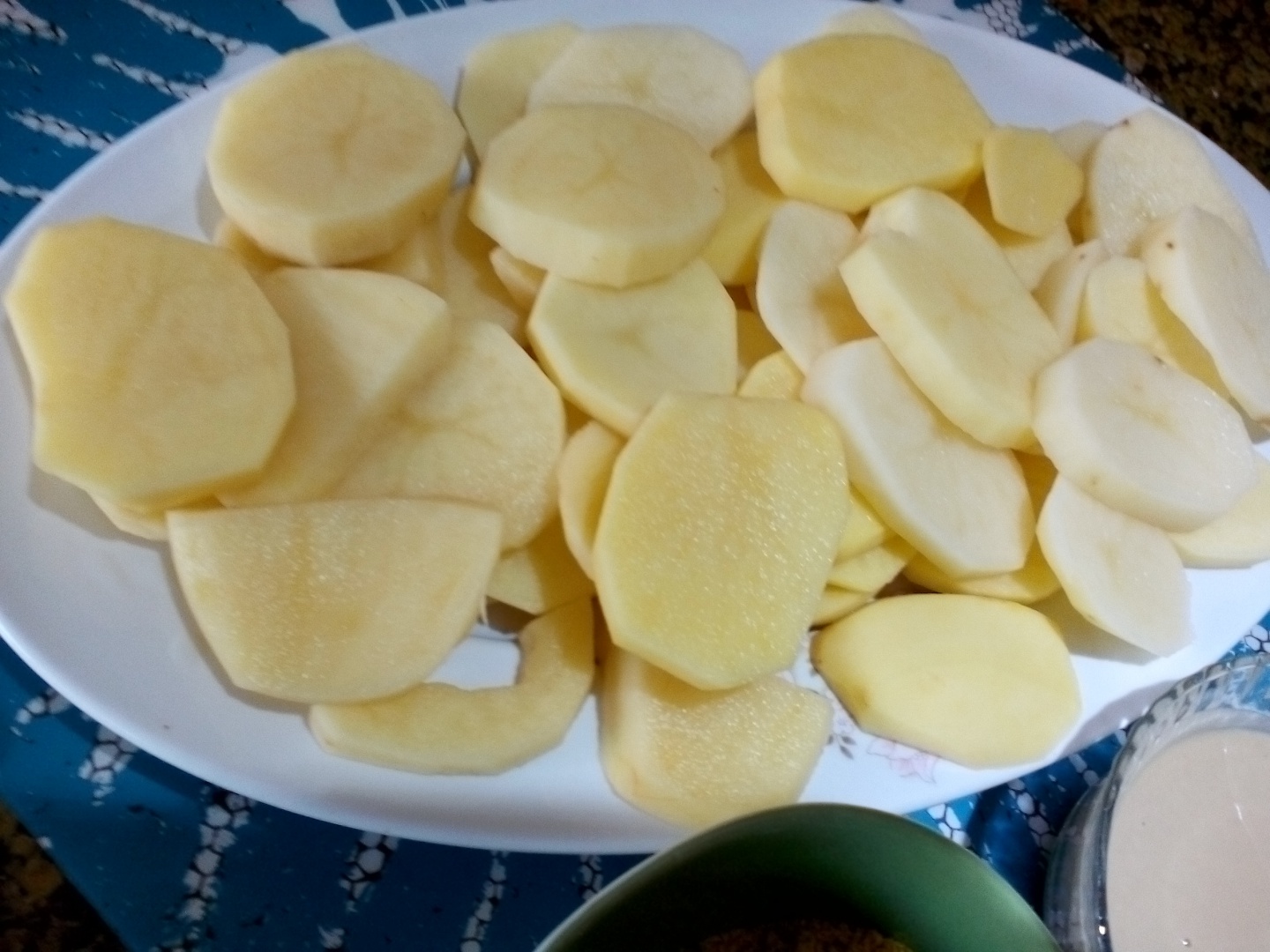 Cartofi cu carne tocata si sos de tahini la cuptor