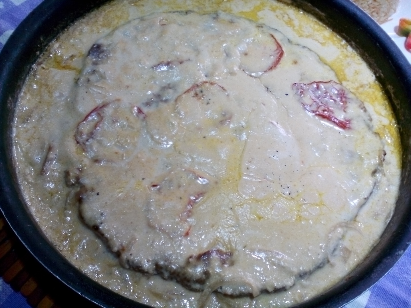 Cartofi cu carne tocata si sos de tahini la cuptor