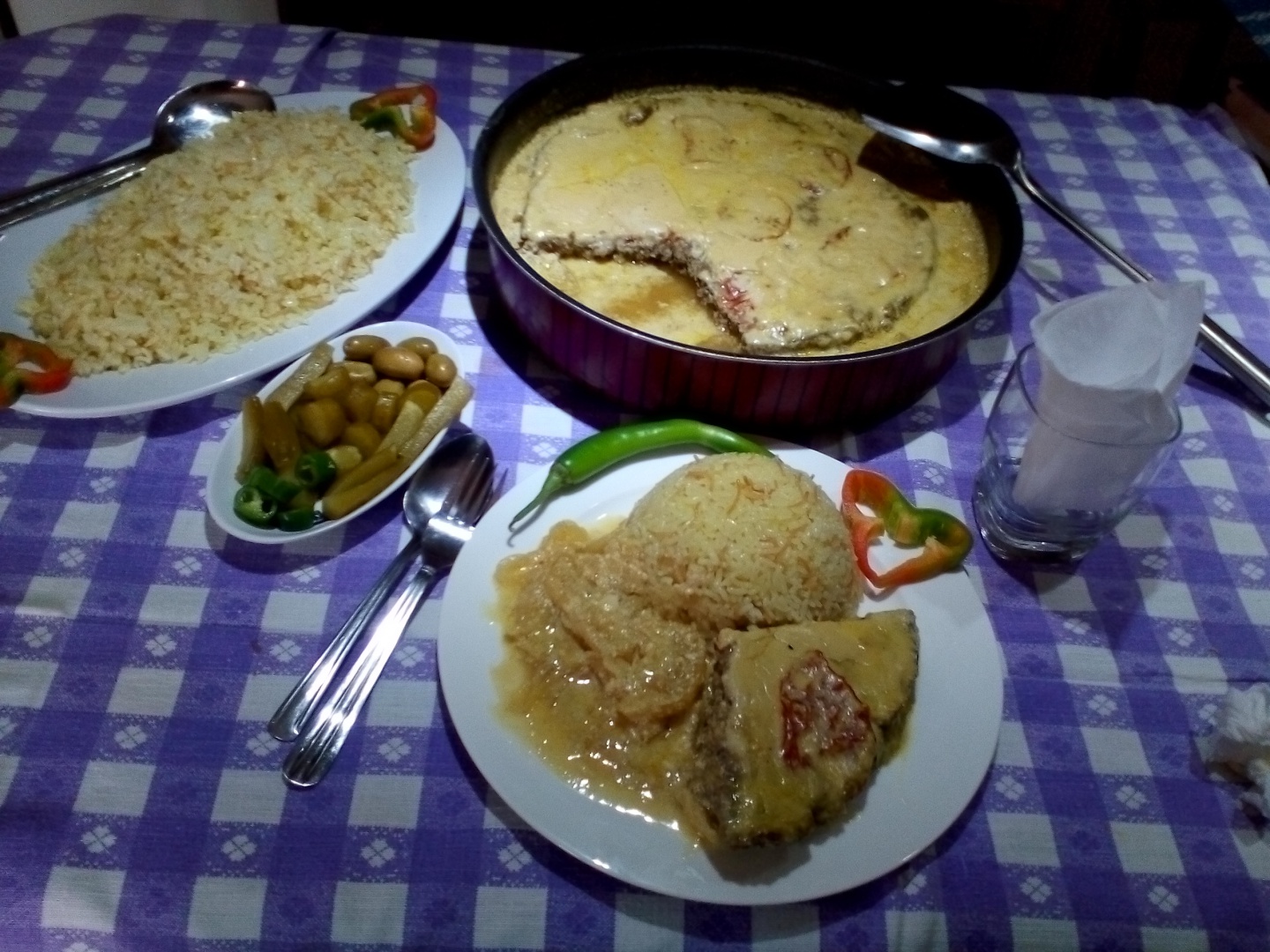 Cartofi cu carne tocata si sos de tahini la cuptor