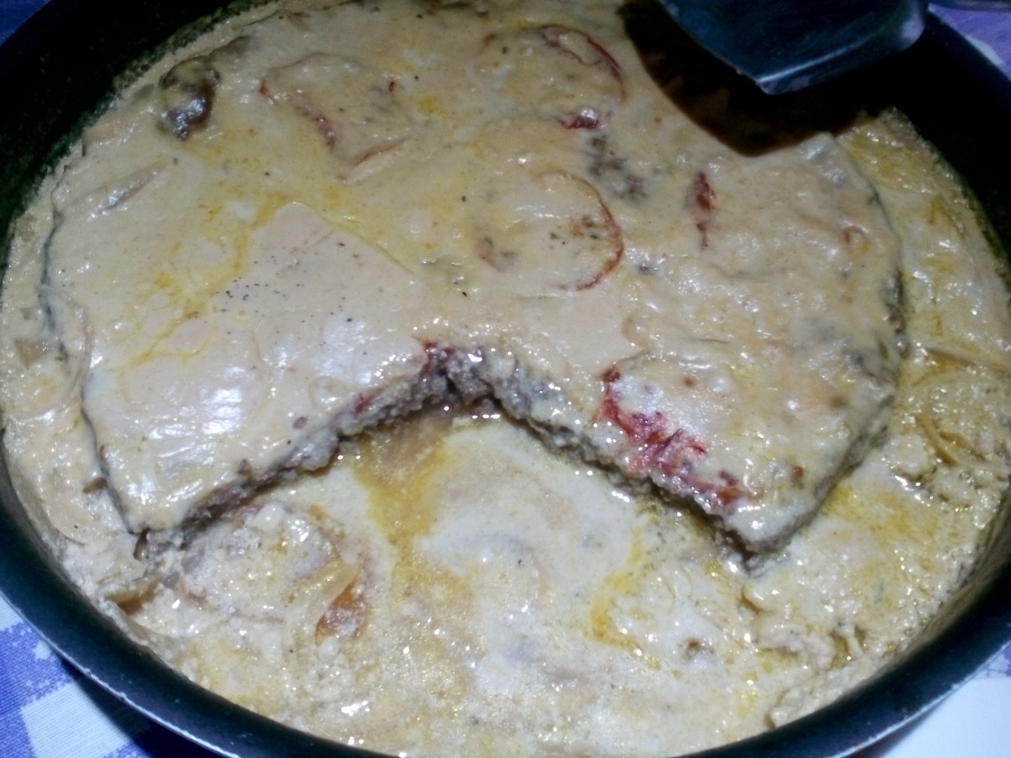 Cartofi cu carne tocata si sos de tahini la cuptor