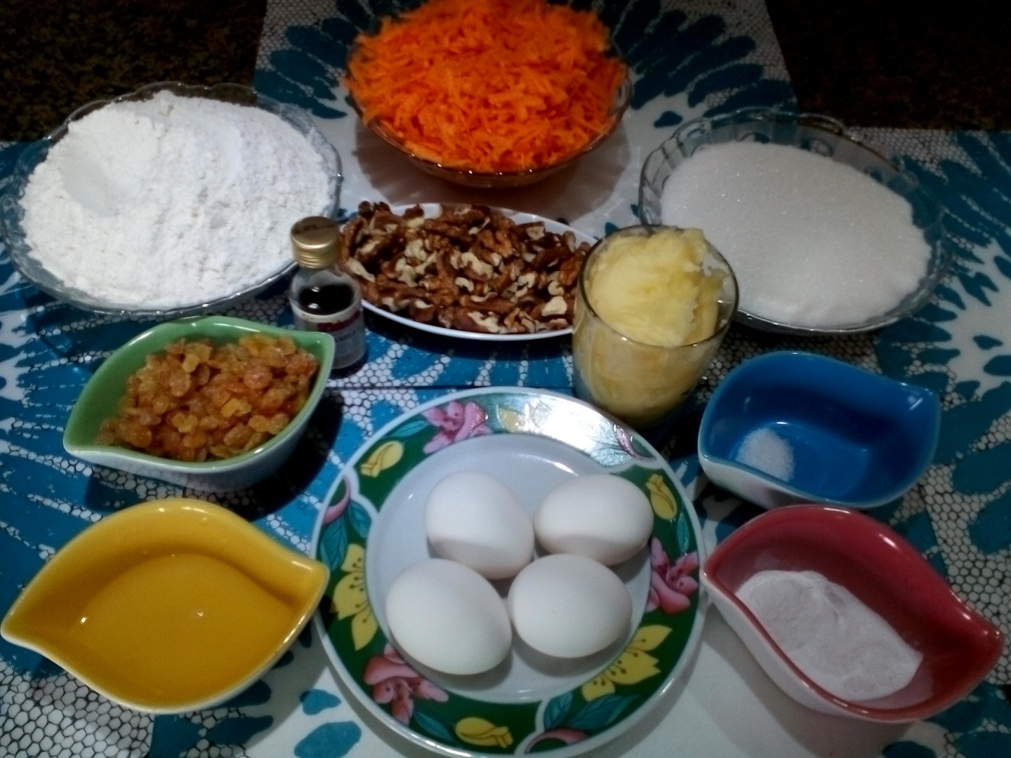 Chec cu morcov, nuca si stafide