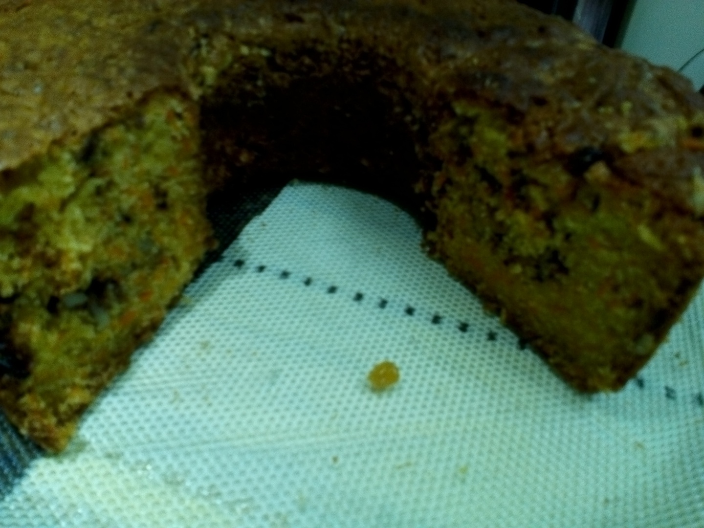 Chec cu morcov, nuca si stafide