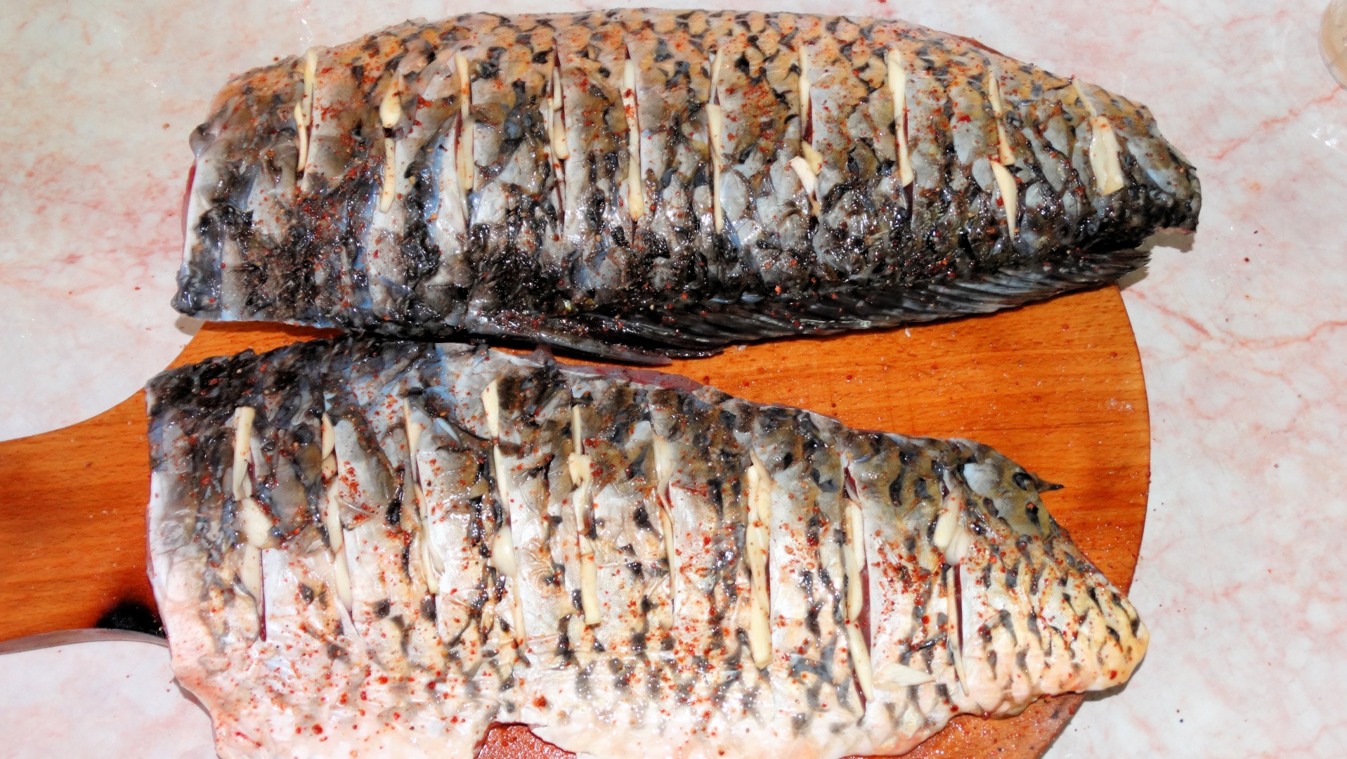 Crap romanesc cu legume, la cuptor