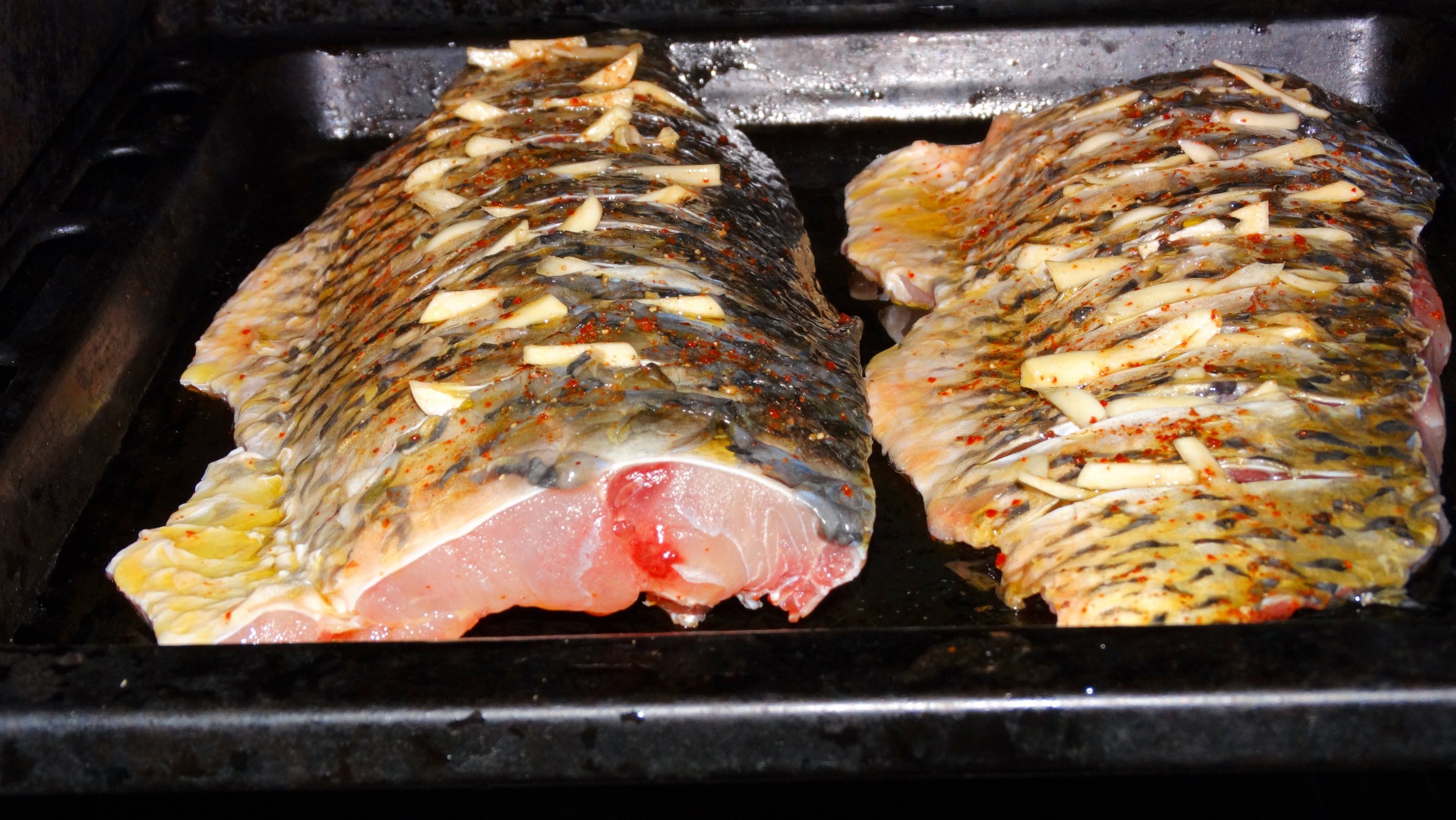 Crap romanesc cu legume, la cuptor