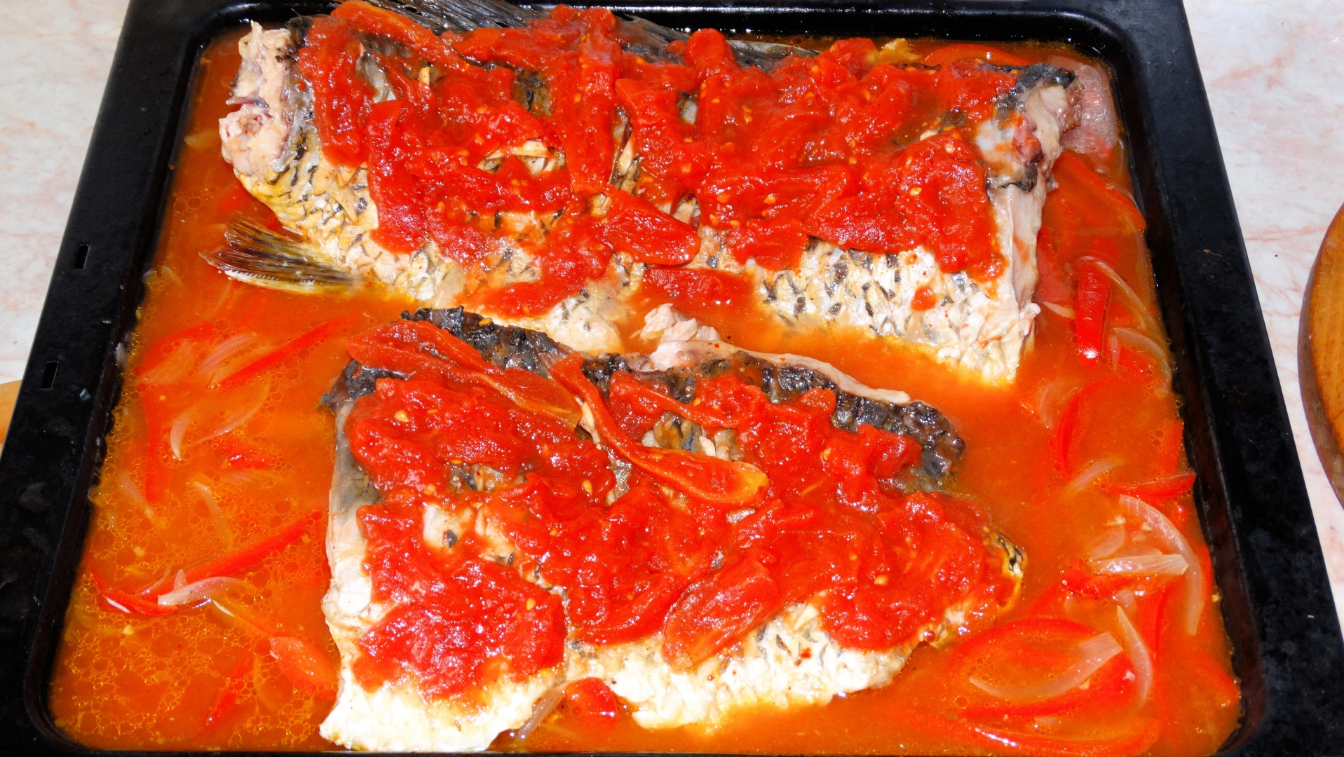 Crap romanesc cu legume, la cuptor