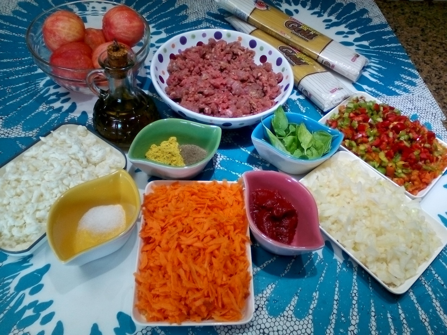 Spaghete cu carne tocata si legume la cuptor