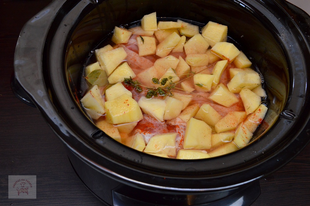 Pulpe de pui cu cartofi la slow cooker