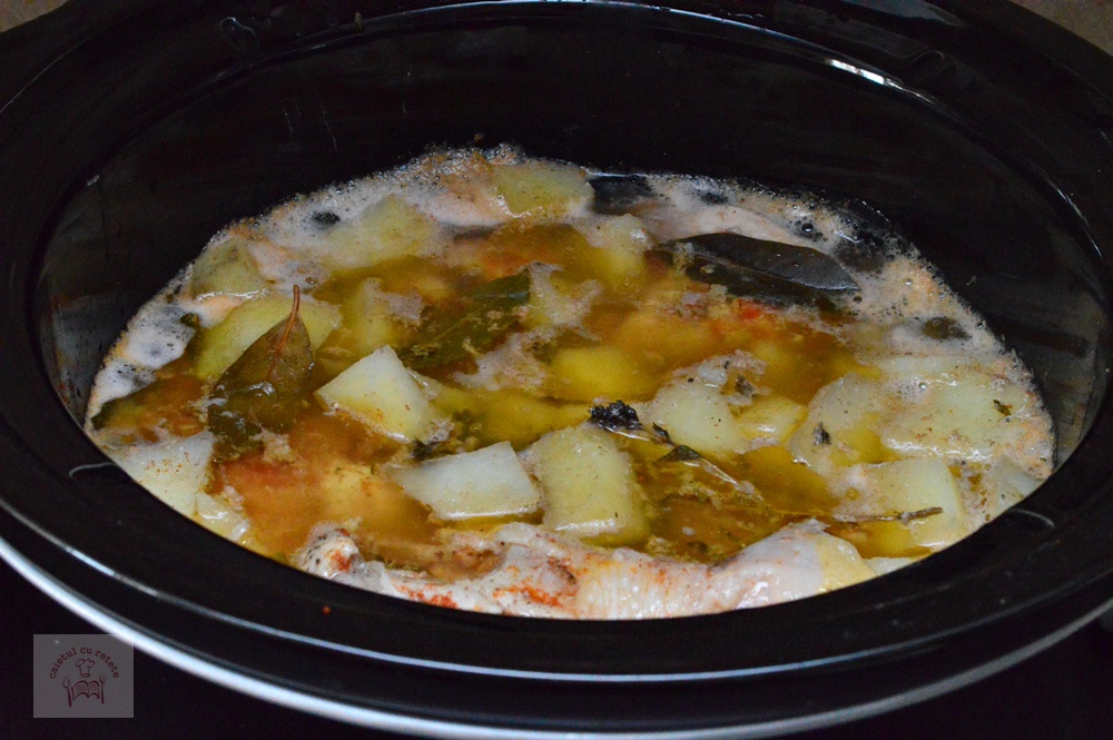 Pulpe de pui cu cartofi la slow cooker