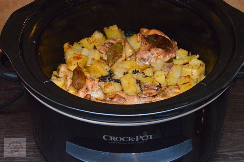Pulpe de pui cu cartofi la slow cooker
