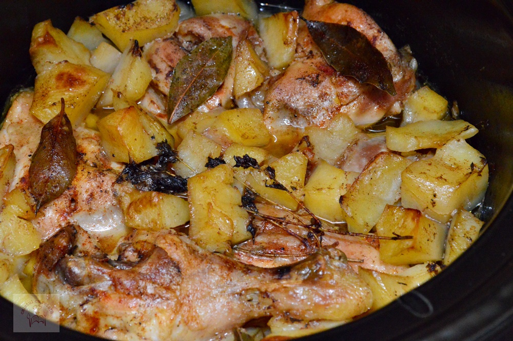 Pulpe de pui cu cartofi la slow cooker