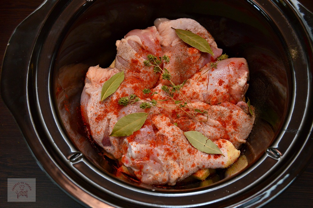 Pulpe de pui cu cartofi la slow cooker