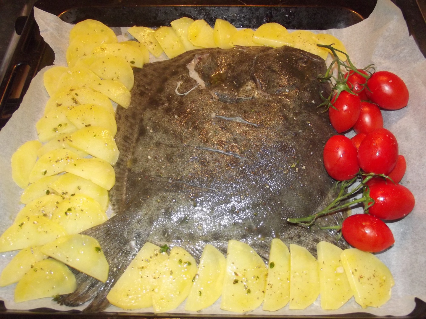 Calcan la cuptor cu cartofi si rosioare