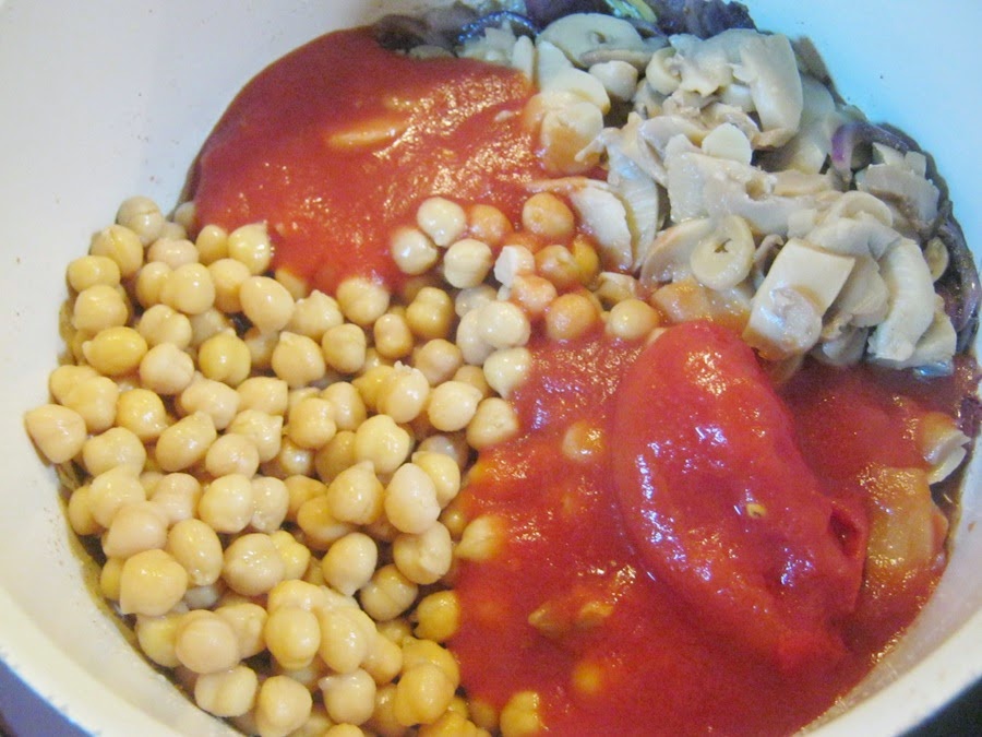 Tocanita de naut cu ciuperci rosii si galuste bavareze