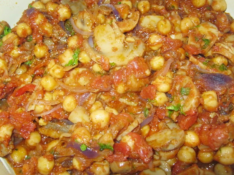 Tocanita de naut cu ciuperci rosii si galuste bavareze