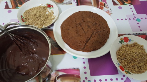 Tort cu cremă de ciocolată și nucă