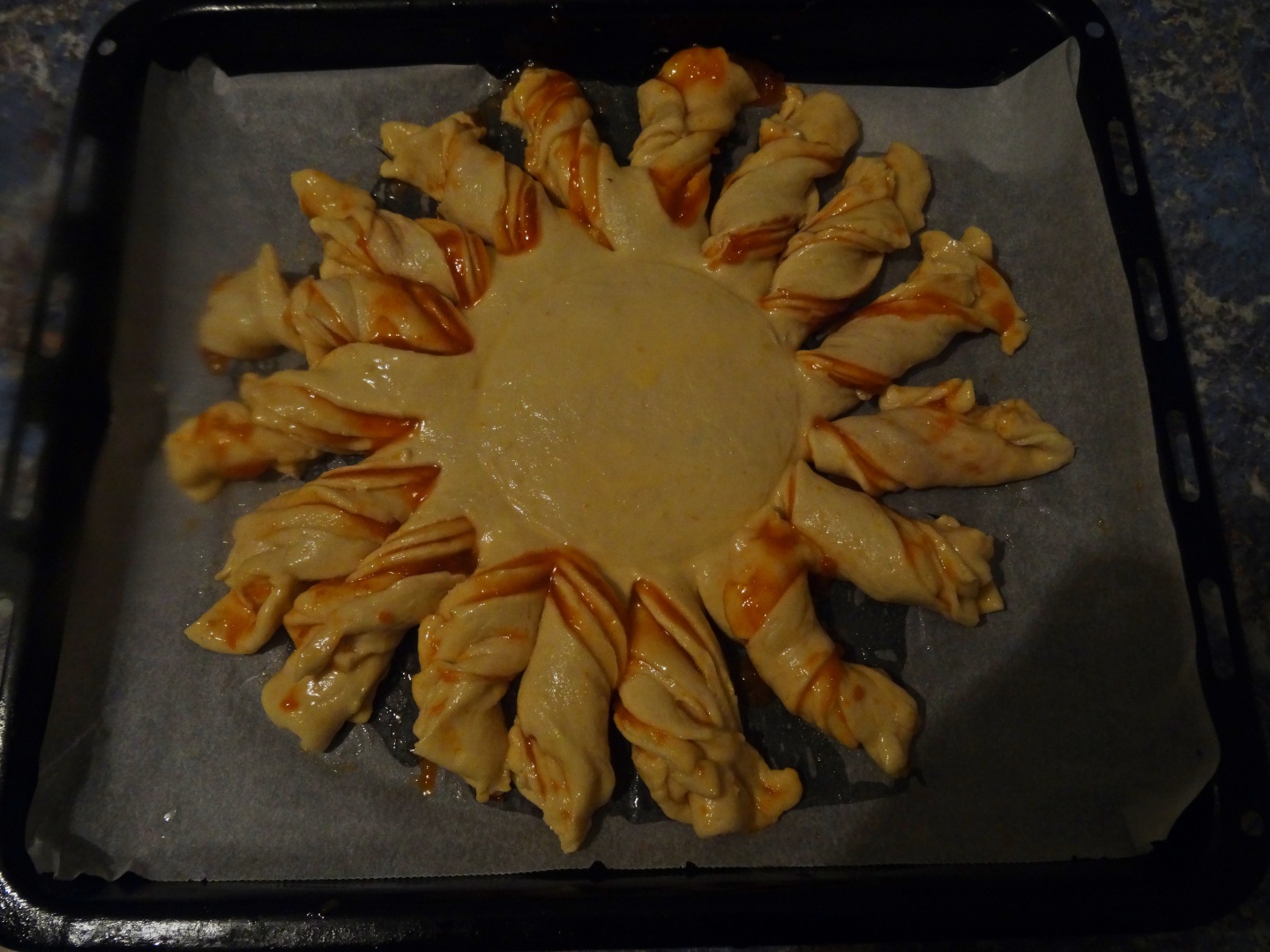 Cozonac floare cu gem de caise