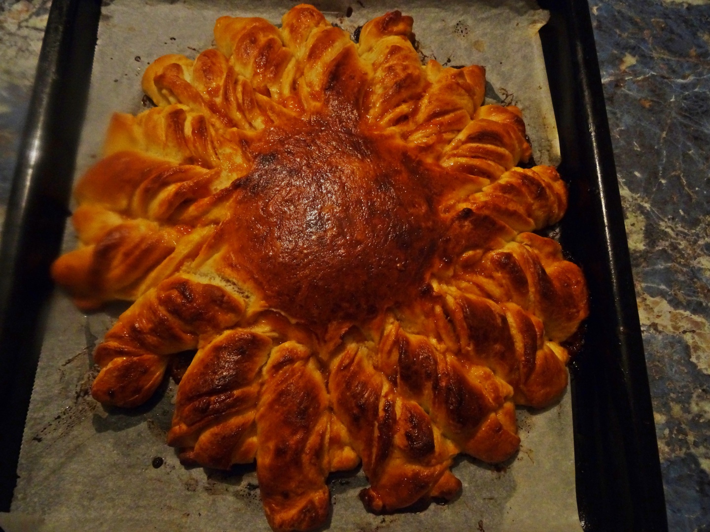 Cozonac floare cu gem de caise