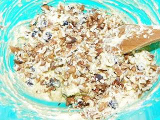 Napolitane cu nuca,stafide,rahat,merisoare ,glazurate cu crema de cacao